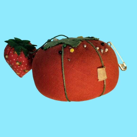 Vintage Tomato Shaped Pin Cushion Strawberry Pins Safety Pins Vintage Grannycore - Picture 3 of 13